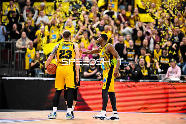 Basketball I Herren I Saison 2022-2023 I easyCredit BBL I 11. Spieltag I MHP Riesen Ludwigsburg - ratiopharm Ulm I 27.12.2022 Jubel von Justin Johnson (23, MHP Riesen Ludwigsburg) und Yorman Polas Bartolo (13, MHP Riesen Ludwigsburg)
Ort: Ludwigsburg, Germany
Datum: 27.12.2022 - Jubel von Justin Johnson