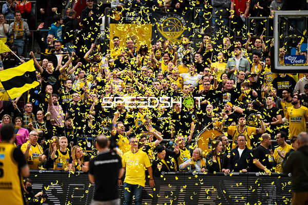 Basketball I Herren I Saison 2022-2023 I easyCredit BBL I 11. Spieltag I MHP Riesen Ludwigsburg - ratiopharm Ulm I 27.12.2022 Jubel der Riesen Fans
Ort: Ludwigsburg, Germany
Datum: 27.12.2022