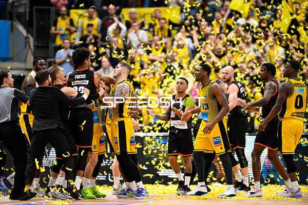 Basketball I Herren I Saison 2022-2023 I easyCredit BBL I 11. Spieltag I MHP Riesen Ludwigsburg - ratiopharm Ulm I 27.12.2022 Rudelbildung zwischen Justin Johnson (23, MHP Riesen Ludwigsburg) und David Fuchs (63, ratiopharm Ulm)
Ort: Ludwigsburg, Germany
Datum: 27.12.2022 - Rudelbildung zwischen Justin Johnson
