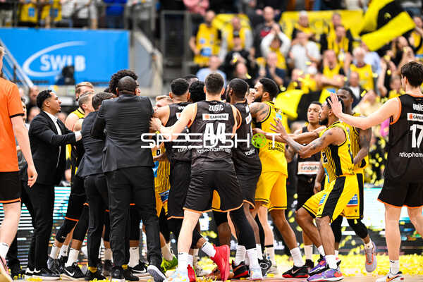 Basketball I Herren I Saison 2022-2023 I easyCredit BBL I 11. Spieltag I MHP Riesen Ludwigsburg - ratiopharm Ulm I 27.12.2022 Rudelbildung nach dem Spiel und dem Streit von Justin Johnson (23, MHP Riesen Ludwigsburg) und Robin Christen (8, ratiopharm Ulm)
Ort: Ludwigsburg, Germany
Datum: 27.12.2022 - Rudelbildung nach dem Spiel und dem Streit von Justin Johnson