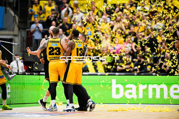 Basketball I Herren I Saison 2022-2023 I easyCredit BBL I 11. Spieltag I MHP Riesen Ludwigsburg - ratiopharm Ulm I 27.12.2022 Nach dem Spiel brennen die Nerven bei Justin Johnson (23, MHP Riesen Ludwigsburg) und Robin Christen (8, ratiopharm Ulm) durch, Yorman Polas Bartolo (13, MHP Riesen Ludwigsburg) versucht zu schlichten
Ort: Ludwigsburg, Germany
Datum: 27.12.2022 - Nach dem Spiel brennen die Nerven bei Justin Johnson