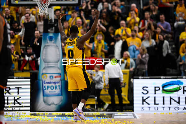 Basketball I Herren I Saison 2022-2023 I easyCredit BBL I 11. Spieltag I MHP Riesen Ludwigsburg - ratiopharm Ulm I 27.12.2022 Jubel von Isaiah Whitehead (0, MHP Riesen Ludwigsburg)
Ort: Ludwigsburg, Germany
Datum: 27.12.2022 - Jubel von Isaiah Whitehead