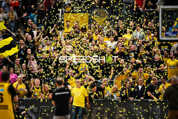 Basketball I Herren I Saison 2022-2023 I easyCredit BBL I 11. Spieltag I MHP Riesen Ludwigsburg - ratiopharm Ulm I 27.12.2022 Jubel der Riesen Fans
Ort: Ludwigsburg, Germany
Datum: 27.12.2022
