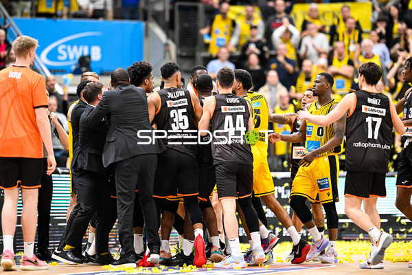 Basketball I Herren I Saison 2022-2023 I easyCredit BBL I 11. Spieltag I MHP Riesen Ludwigsburg - ratiopharm Ulm I 27.12.2022 Rudelbildung nach dem Spiel und dem Streit von Justin Johnson (23, MHP Riesen Ludwigsburg) und Robin Christen (8, ratiopharm Ulm)
Ort: Ludwigsburg, Germany
Datum: 27.12.2022 - Rudelbildung nach dem Spiel und dem Streit von Justin Johnson