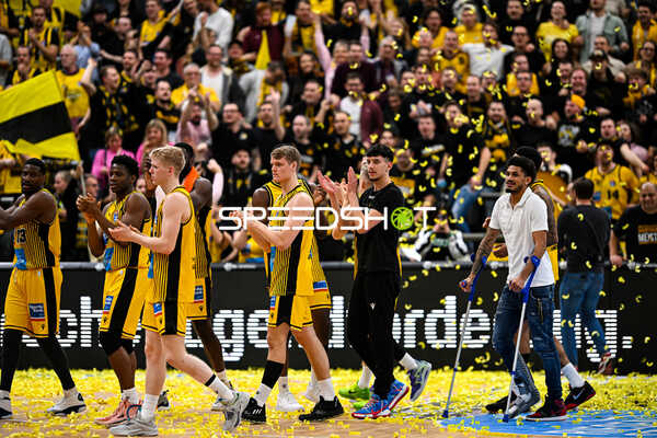 Basketball I Herren I Saison 2022-2023 I easyCredit BBL I 11. Spieltag I MHP Riesen Ludwigsburg - ratiopharm Ulm I 27.12.2022 Jubel der Riesen
Ort: Ludwigsburg, Germany
Datum: 27.12.2022 - Eddy Edigin