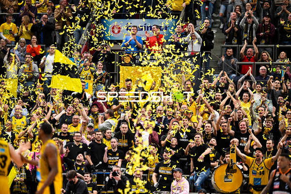 Basketball I Herren I Saison 2022-2023 I easyCredit BBL I 11. Spieltag I MHP Riesen Ludwigsburg - ratiopharm Ulm I 27.12.2022 Fans der Riesen feiern den Sieg
Ort: Ludwigsburg, Germany
Datum: 27.12.2022