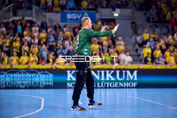 Torwart in Position David Späth (29; Rhein Neckar Löwen)