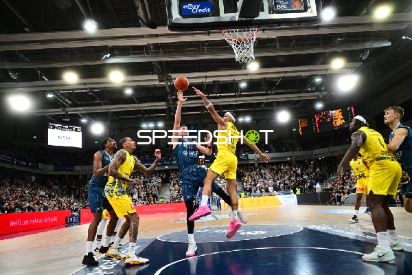 Spielaktion mit Niklas Würzner (2; MLP Academics Heidelberg) und Michale Kyser (12; EWE Baskets Oldenburg)