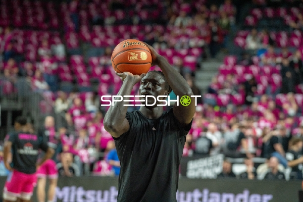 Wenyen Gabriel (32, FC Bayern Basketball) mit Ball in Wurfposition