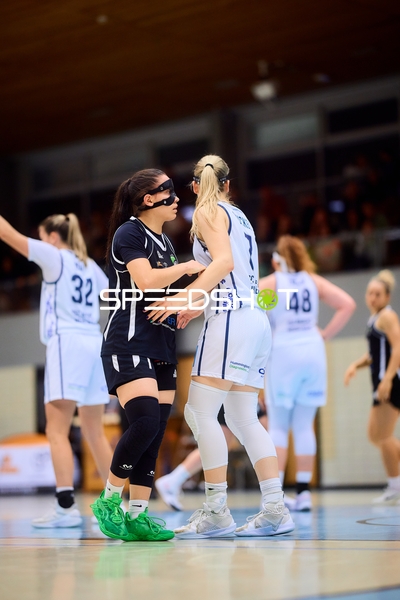 Basketball-Situation mit beiden Teams