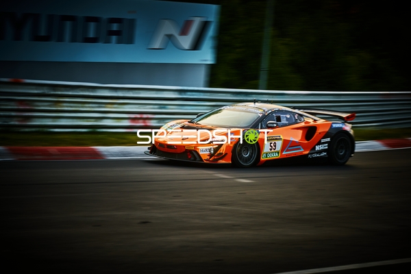 Rennfahrzeug auf der Rennstrecke