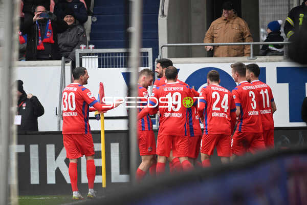 Fußball I Herren I Saison 2022-2023 I 2. Bundesliga I 18. Spieltag I 1. FC Heidenheim 1846 - F.C. Hansa Rostock I 28.01.2023 Jubel rund um Torschütze Florian Pick (17, 1. FC Heidenheim) zum 2:0
Ort: Heidenheim, Germany
Datum: 28.01.2023 - Jubel rund um Torschütze Florian Pick