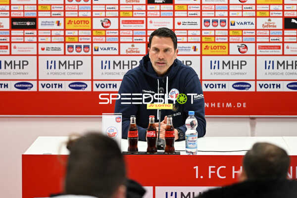 Fußball I Herren I Saison 2022-2023 I 2. Bundesliga I 18. Spieltag I 1. FC Heidenheim 1846 - F.C. Hansa Rostock I 28.01.2023 Patrick Glöckner (Trainer, F.C. Hansa Rostock) bei der Pressekonferenz
Ort: Heidenheim, Germany
Datum: 28.01.2023