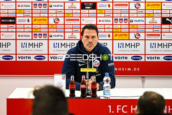 Fußball I Herren I Saison 2022-2023 I 2. Bundesliga I 18. Spieltag I 1. FC Heidenheim 1846 - F.C. Hansa Rostock I 28.01.2023 Patrick Glöckner (Trainer, F.C. Hansa Rostock) bei der Pressekonferenz
Ort: Heidenheim, Germany
Datum: 28.01.2023