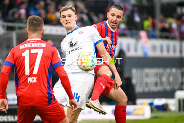 Fußball I Herren I Saison 2022-2023 I 2. Bundesliga I 18. Spieltag I 1. FC Heidenheim 1846 - F.C. Hansa Rostock I 28.01.2023 Svante Ingelsson (14, F.C. Hansa Rostock) gegen Marvin Rittmüller (18, 1. FC Heidenheim)
Ort: Heidenheim, Germany
Datum: 28.01.2023 - Svante Ingelsson