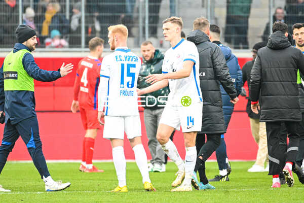 Fußball I Herren I Saison 2022-2023 I 2. Bundesliga I 18. Spieltag I 1. FC Heidenheim 1846 - F.C. Hansa Rostock I 28.01.2023 Svante Ingelsson (14, F.C. Hansa Rostock) und Nils Gustav Georg Fröling (15, F.C. Hansa Rostock)
Ort: Heidenheim, Germany
Datum: 28.01.2023 - Svante Ingelsson, Niklas Dorsch