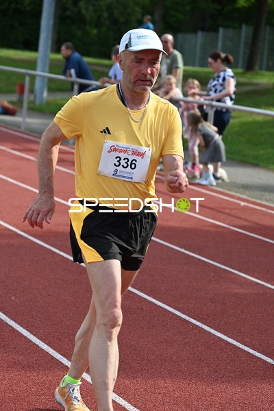 Startnummer 336 läuft auf Bahn