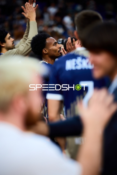 Spieler von MLP Academics Heidelberg klatschen sich ab