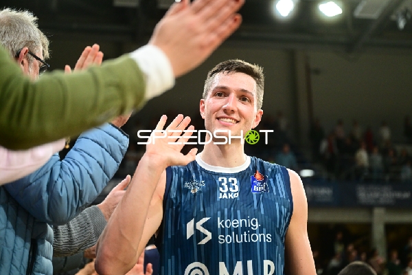 Ryan Mikesell (33; MLP Academics Heidelberg) jubelt