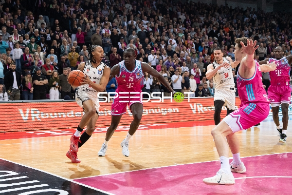 Austin Crowley (85, Bamberg Baskets) dribbelt den Ball gegen Kur Jongkuch (15, Telekom Baskets Bonn)