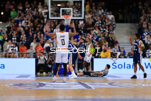 Spielszene mit Claudell Harris Jr (0; Promitheas Patras Vikos Cola) und Dusan Neskovic (7; MLP Academics Heidelberg)