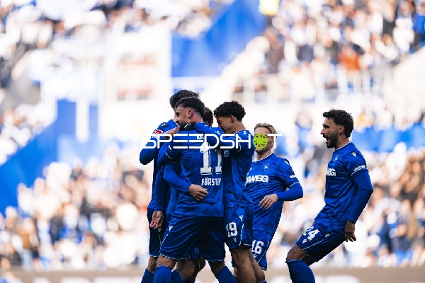 Spieler feiern gemeinsam