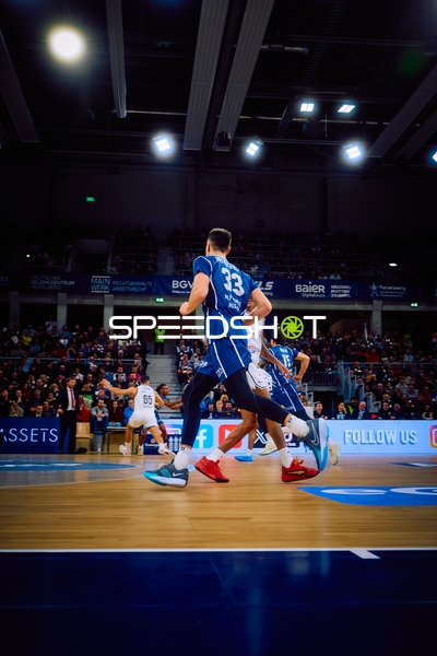 Ein Spieler von Brose Bamberg läuft Richtung Spielfeldmitte.