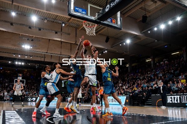 Spielaktion mit Zacharie Perrin (52; Veolia Towers Hamburg) am Korb