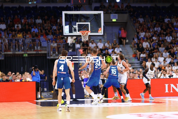 Zweikampf unter dem Korb