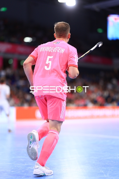 Sten Brandenstein (5; Deutschland) mit Ball