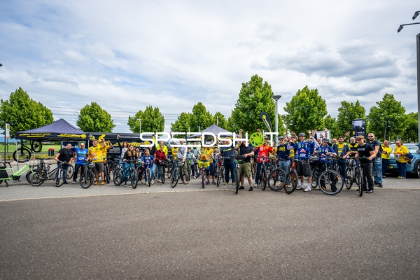 Gruppenfoto mit Fahrrädern