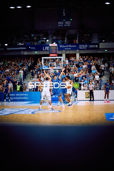 Ein Spieler von MLP Academics Heidelberg dribbelt gegen die Verteidigung von Brose Bamberg.