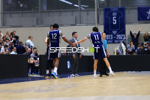 Szene mit Osun Osunniyi (12; MLP Academics Heidelberg) und Team