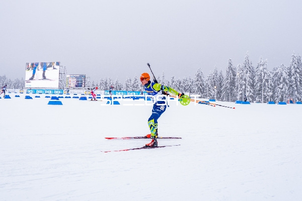 Biathlet mit Startnummer 53 in Aktion