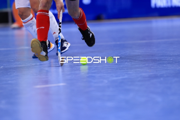 Kampf um Ballkontrolle bei Österreich vs Spanien