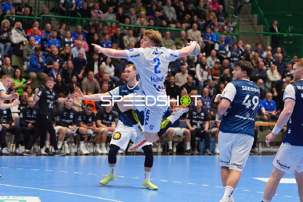 Lukas Hutecek (2; TBV Lemgo) und Nico Schöttle (8; Bergischer HC) in Aktion