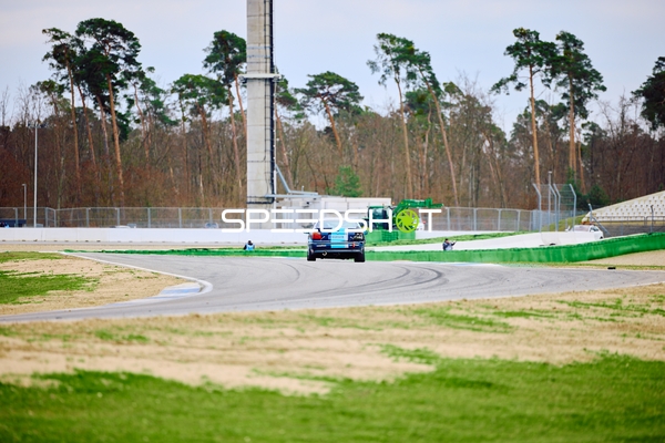 Auto in Kurve auf Rennstrecke