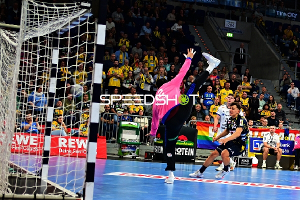 Nicolaj Jörgensen (11; HSV Hamburg) und Gino Steenaerts (14; Rhein Neckar Löwen) in Aktion