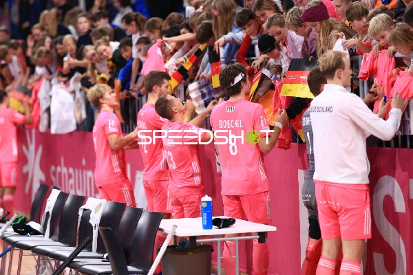 Autogrammstunde von Anton Boeckel (8; Deutschland) und Team