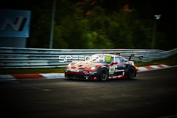 Rennfahrzeug auf der Rennstrecke