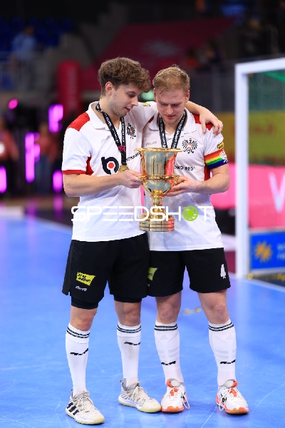 Spieler von Österreich feiern Pokal