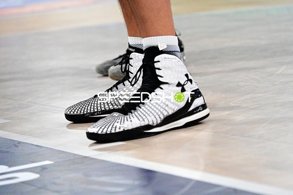 Basketballschuhe auf Court