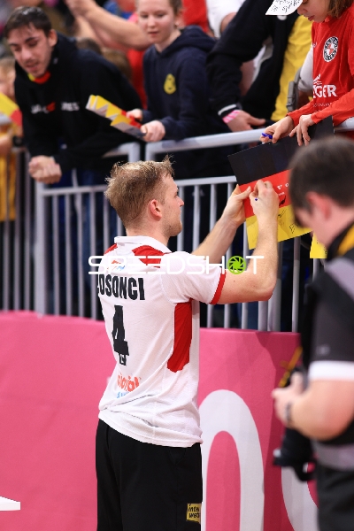 Spieler Fülöp LOSONCI (4; Österreich) signiert Autogramme