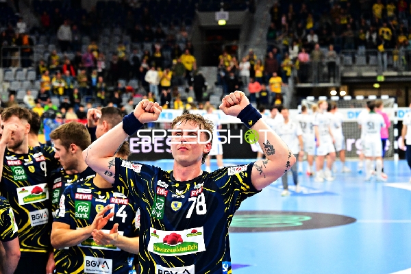 Szene mit Edwin Aspenbäck (78; Rhein Neckar Löwen) und Tim Nothdurft (28; Rhein Neckar Löwen)