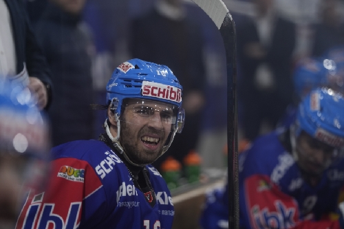 Bernd Wolf (16; EHC Kloten) fokussiert