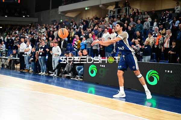 Erol Ersek (11; MLP Academics Heidelberg) passt