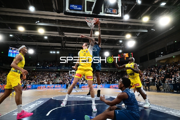 Spielaktion mit Nicholas Tischler (11; EWE Baskets Oldenburg)