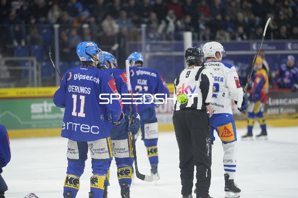Keanu Derungs (11; EHC Kloten) und Lukáš Klok (31; EHC Kloten) auf dem Eis