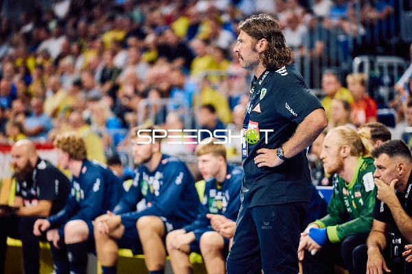 Trainer beobachtet das Spiel.