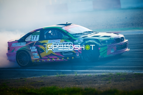 Rennfahrzeug driftet auf der Rennstrecke